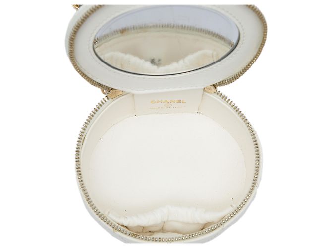 Chanel Vanity Case Round Top Handle em Lambskin Matelassado Branco com Cristais e Pérolas e Corrente - vista 4