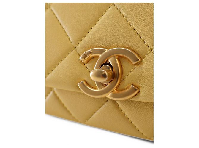 Chanel Yellow Small Quilted Lambskin Chain More Flap - vista 5