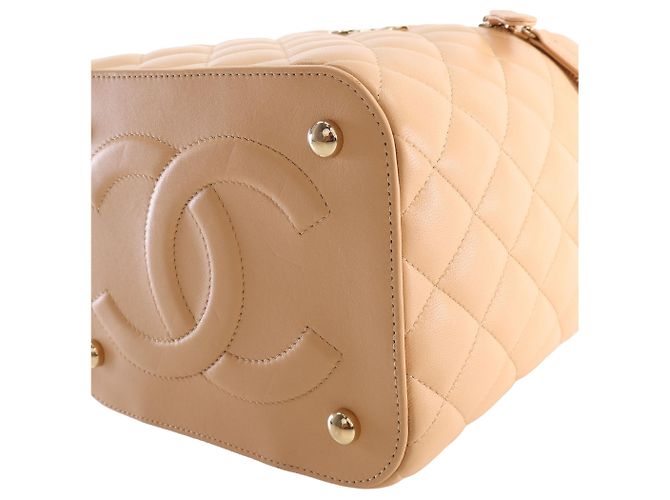 Vanity Maleta de Maquilhagem Chanel Beige CC em pele de cordeiro acolchoada com pega e corrente - vista 10