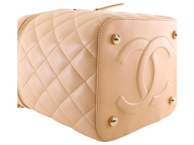 Vanity Maleta de Maquilhagem Chanel Beige CC em pele de cordeiro acolchoada com pega e corrente - vista 11