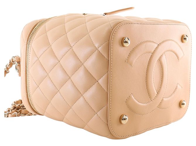 Vanity Maleta de Maquilhagem Chanel Beige CC em pele de cordeiro acolchoada com pega e corrente - vista 13