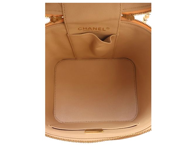 Vanity Maleta de Maquilhagem Chanel Beige CC em pele de cordeiro acolchoada com pega e corrente - vista 4