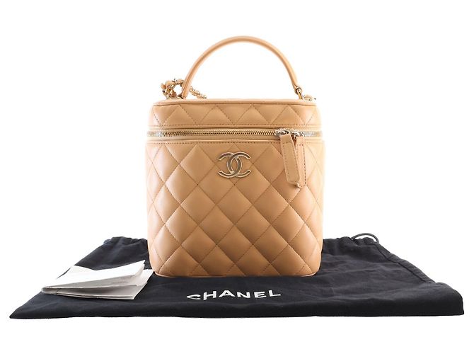 Vanity Maleta de Maquilhagem Chanel Beige CC em pele de cordeiro acolchoada com pega e corrente - vista 6