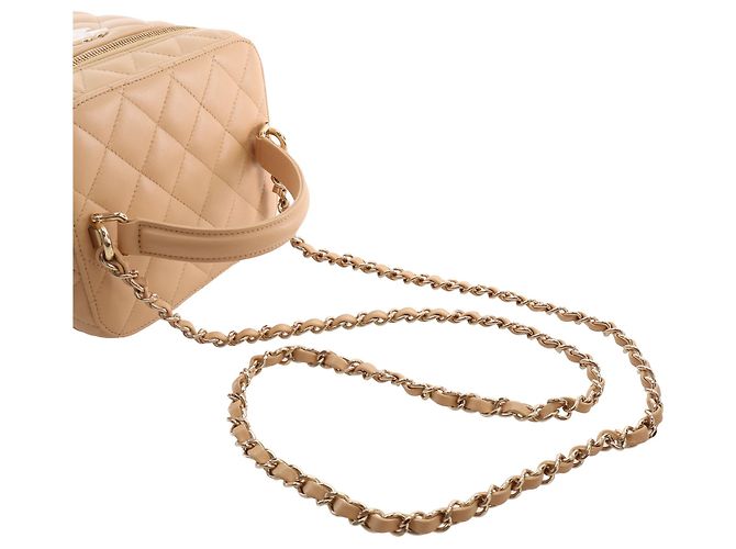 Vanity Maleta de Maquilhagem Chanel Beige CC em pele de cordeiro acolchoada com pega e corrente - vista 8