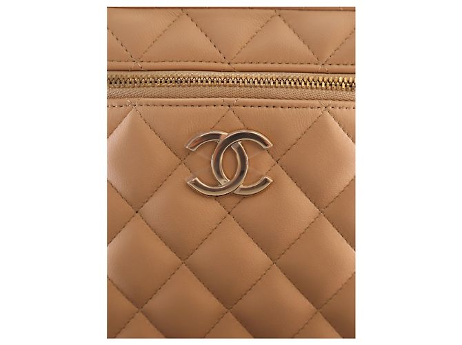 Vanity Maleta de Maquilhagem Chanel Beige CC em pele de cordeiro acolchoada com pega e corrente - vista 9