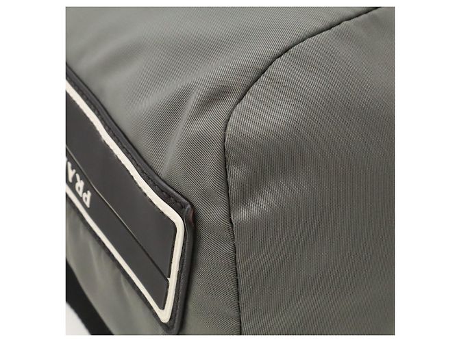 Sac à épaule Prada en nylon et cuir - vue 4
