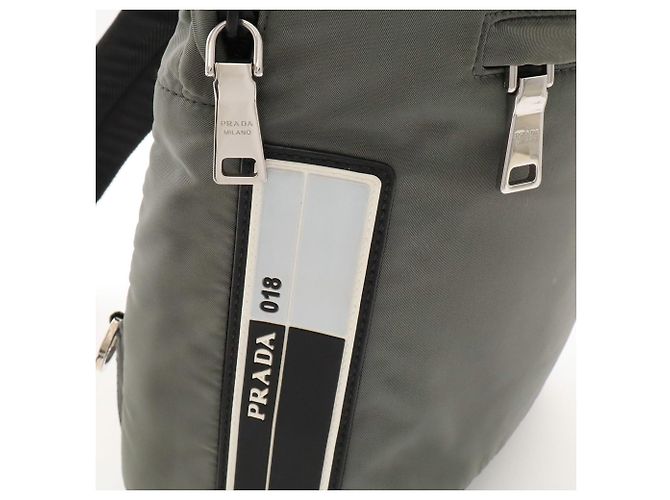 Sac à épaule Prada en nylon et cuir - vue 7