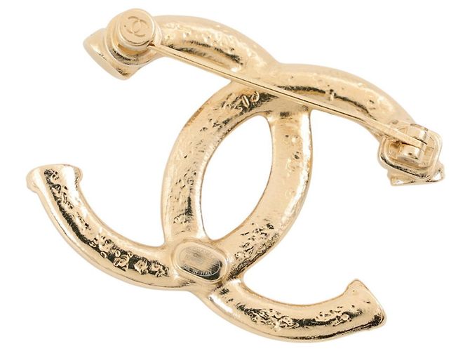 Spilla Chanel in metallo dorato con logo Coco - vista 3