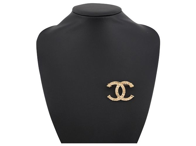 Spilla Chanel in metallo dorato con logo Coco - vista 4