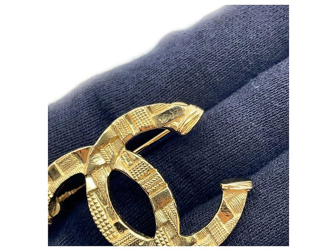 Spilla Chanel in metallo dorato con logo Coco - vista 6