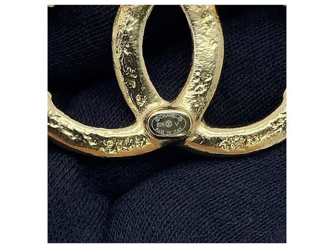 Spilla Chanel in metallo dorato con logo Coco - vista 8