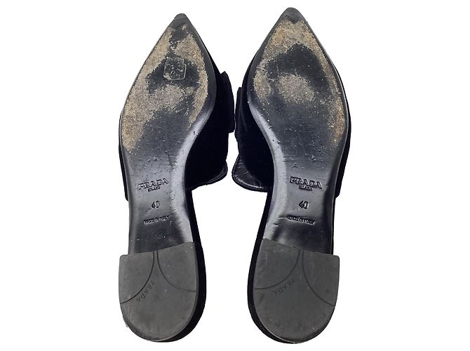 Prada Mules mit spitzer Kappe und Schleife aus schwarzem Samt - Ansicht 11