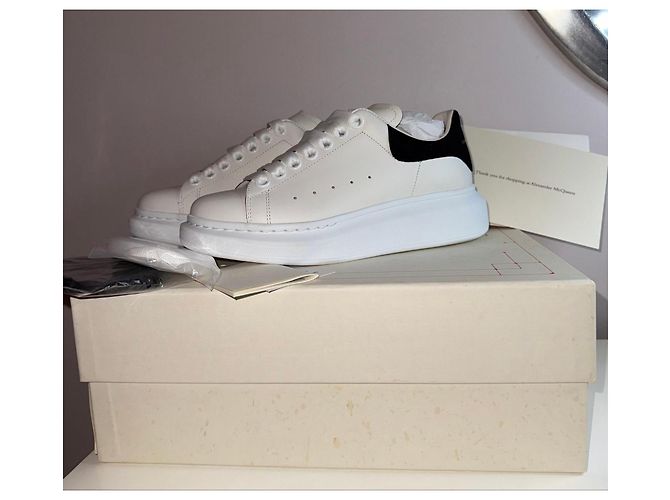 Sneakers Alexander McQueen Oversized in pelle bianca e nera - vista 10