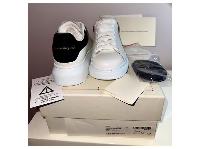 Sneakers Alexander McQueen Oversized in pelle bianca e nera - vista 11