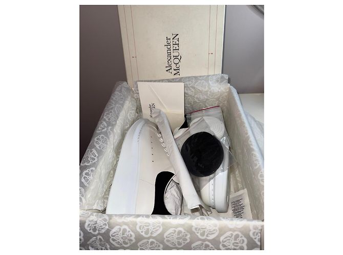 Sneakers Alexander McQueen Oversized in pelle bianca e nera - vista 12