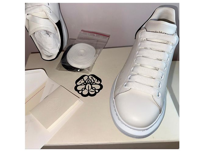 Sneakers Alexander McQueen Oversized in pelle bianca e nera - vista 13