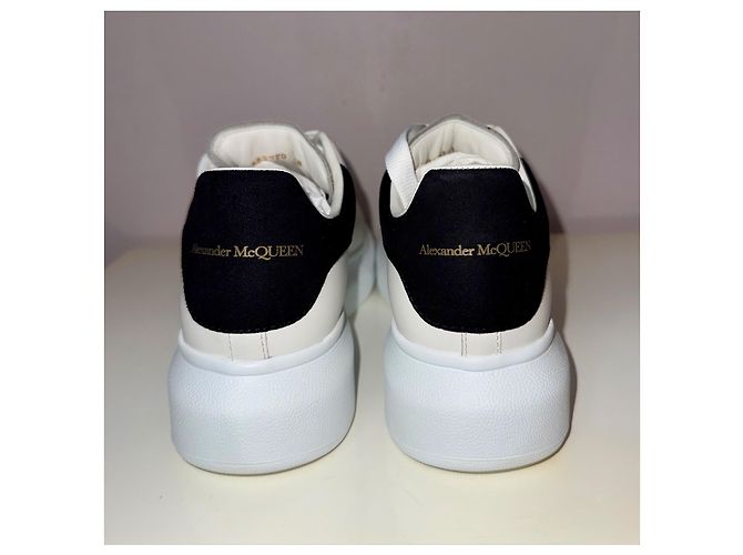 Sneakers Alexander McQueen Oversized in pelle bianca e nera - vista 2