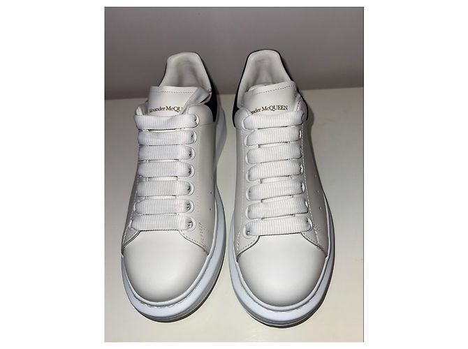 Sneakers Alexander McQueen Oversized in pelle bianca e nera - vista 3