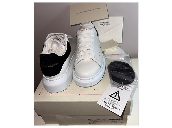 Sneakers Alexander McQueen Oversized in pelle bianca e nera - vista 4