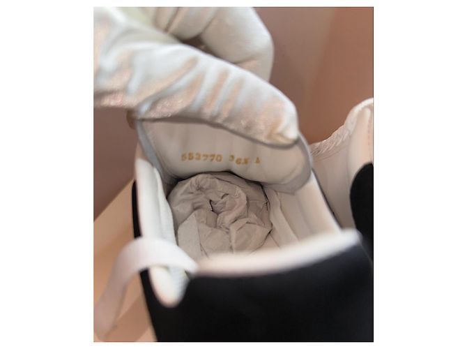 Sneakers Alexander McQueen Oversized in pelle bianca e nera - vista 5