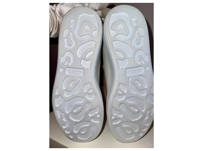 Sneakers Alexander McQueen Oversized in pelle bianca e nera - vista 6