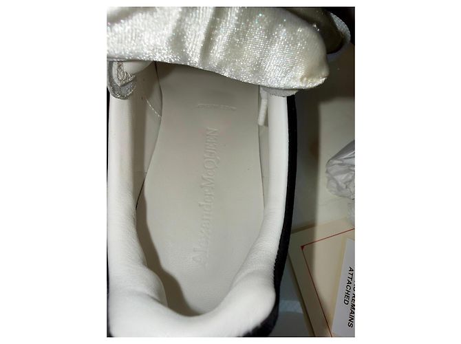 Sneakers Alexander McQueen Oversized in pelle bianca e nera - vista 7