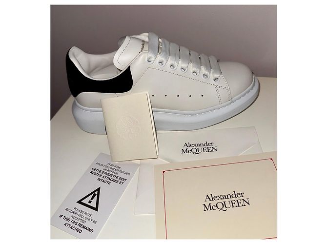 Sneakers Alexander McQueen Oversized in pelle bianca e nera - vista 8