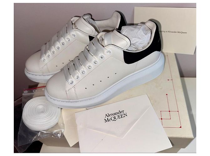 Sneakers Alexander McQueen Oversized in pelle bianca e nera - vista 9