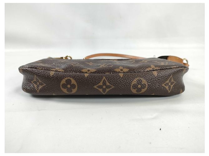 Louis Vuitton Pochette Accessoires Monogram Canvas MM - vue 3