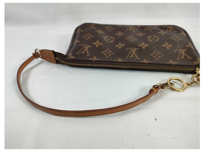 Louis Vuitton Pochette Accessoires Monogram Canvas MM - vue 4