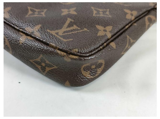Louis Vuitton Pochette Accessoires Monogram Canvas MM - vue 7