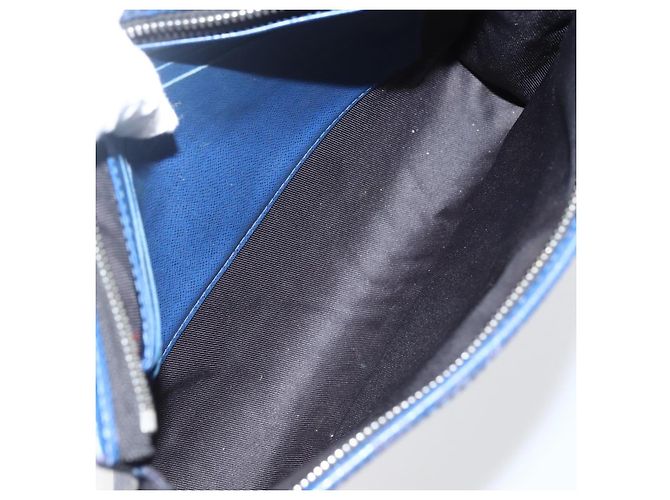 Louis Vuitton Taiga Pochette Voyage MM - Blu - vista 10