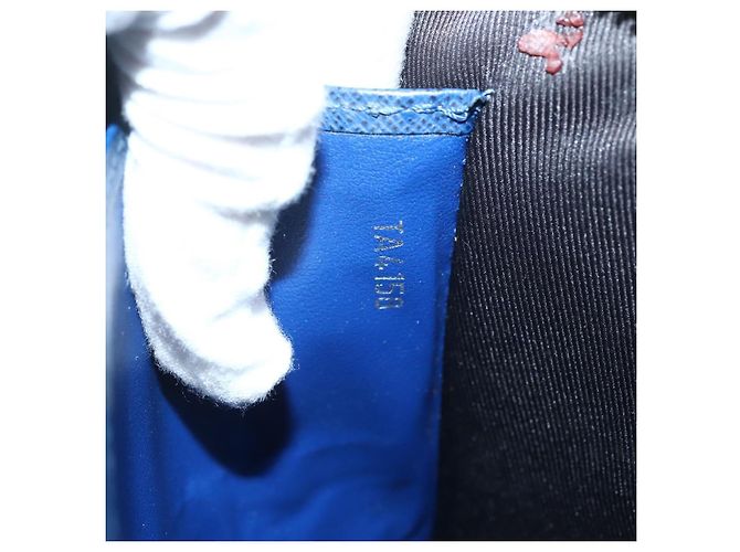 Louis Vuitton Taiga Pochette Voyage MM - Blu - vista 12