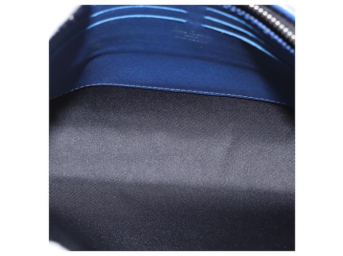 Louis Vuitton Pochette Voyager MM Pelle Taiga Blu - vista 10