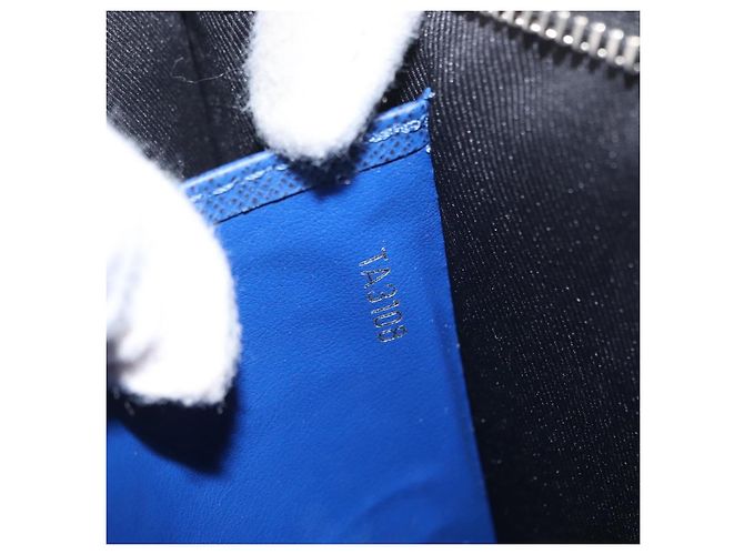 Louis Vuitton Pochette Voyager MM Pelle Taiga Blu - vista 11