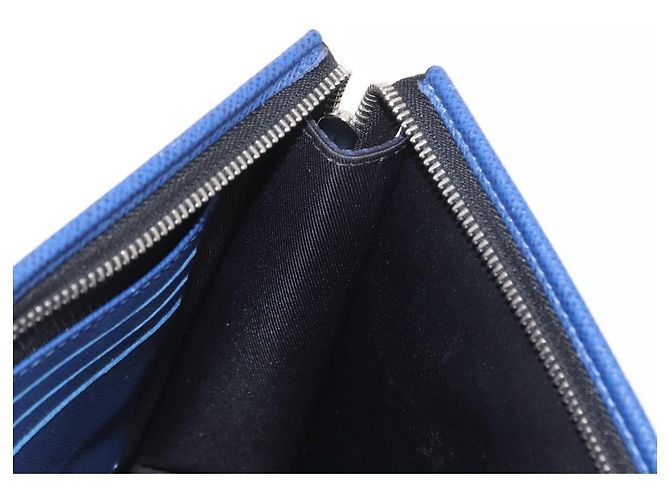 Louis Vuitton Pochette Voyager MM Pelle Taiga Blu - vista 18