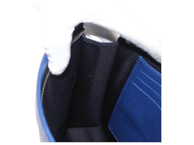 Louis Vuitton Pochette Voyager MM Pelle Taiga Blu - vista 19