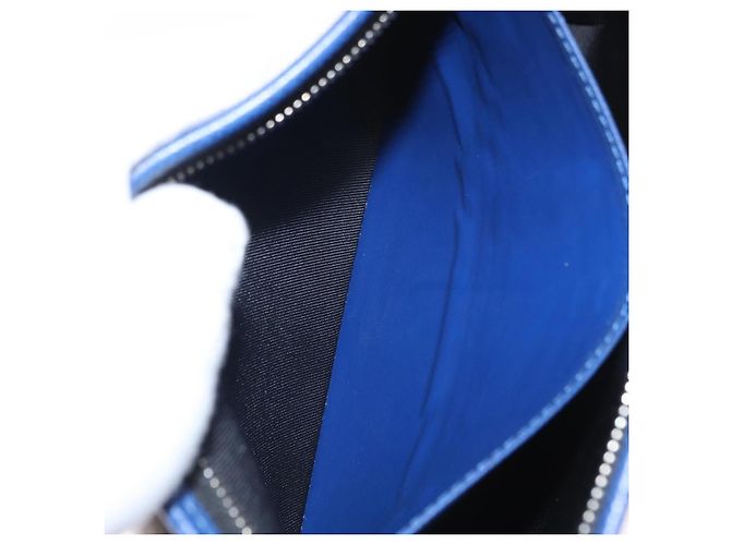 Louis Vuitton Pochette Voyager MM Pelle Taiga Blu - vista 20