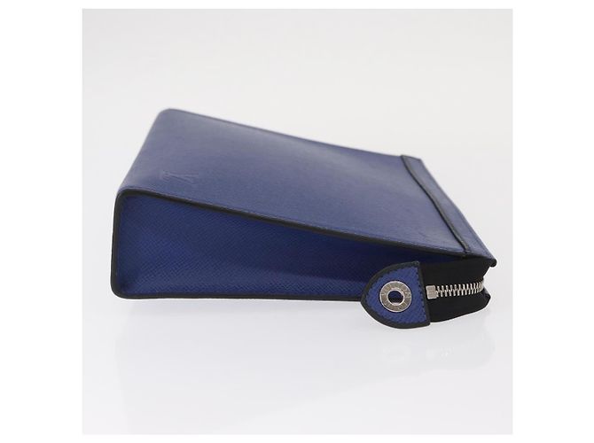 Louis Vuitton Pochette Voyager MM Pelle Taiga Blu - vista 3