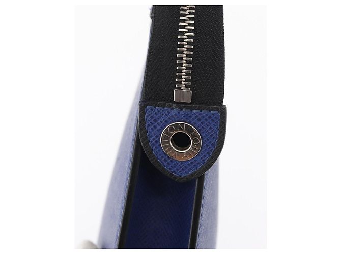 Louis Vuitton Pochette Voyager MM Pelle Taiga Blu - vista 8