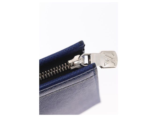 Louis Vuitton Pochette Voyager MM Pelle Taiga Blu - vista 9