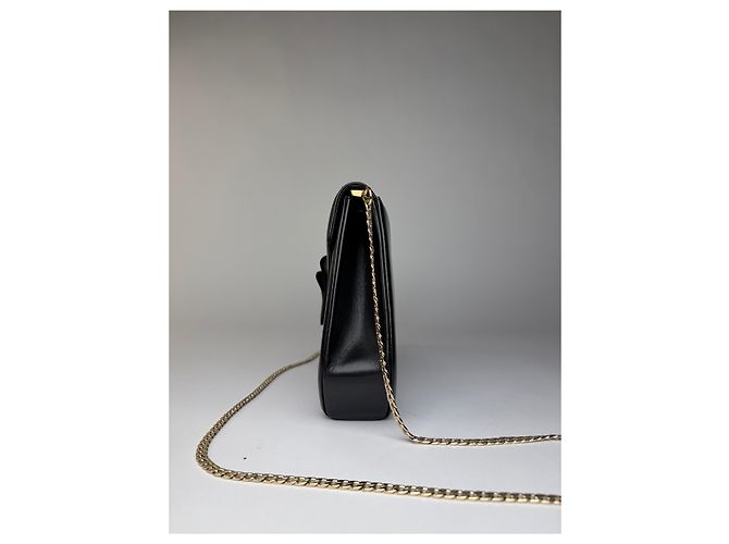 Vintage Givenchy Schultertasche mit Klappe aus glattem Leder Schwarz Gold - Ansicht 7