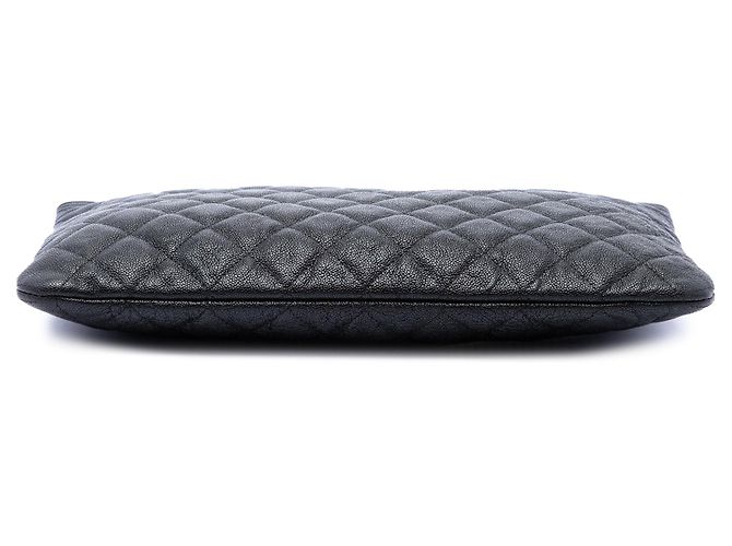 Clutch Chanel Medium Quilted Caviar Boy O Case Negra - vista 3
