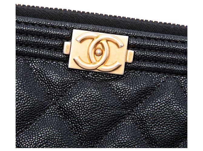 Clutch Chanel Medium Quilted Caviar Boy O Case Negra - vista 5