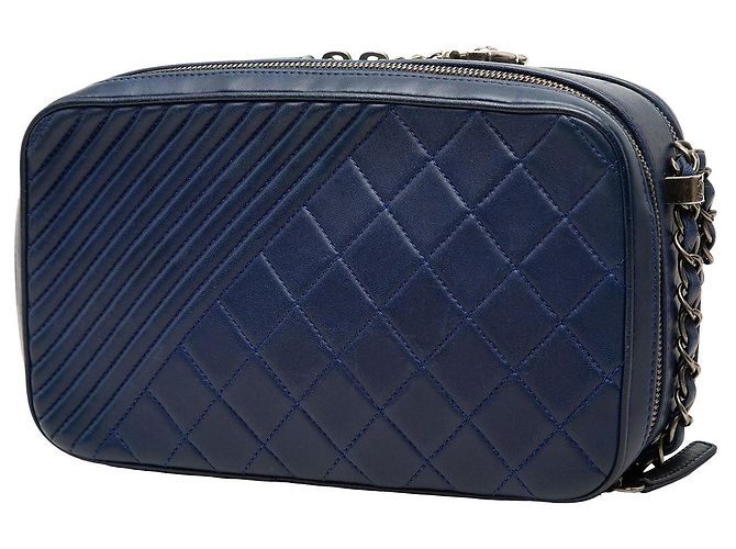 Bolsa Chanel Coco Boy Camera Large em pele de cordeiro acolchoada azul - vista 2