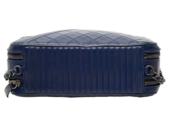 Bolsa Chanel Coco Boy Camera Large em pele de cordeiro acolchoada azul - vista 3
