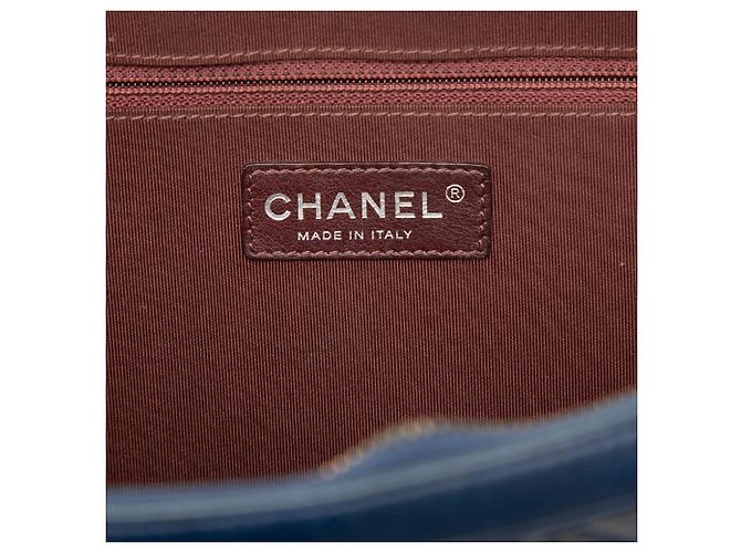 Bolsa Chanel Coco Boy Camera Large em pele de cordeiro acolchoada azul - vista 5