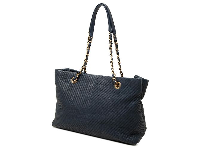 Borsa Tote Chanel Medium Chevron in vitello grana blu con ciondolo a medaglione - vista 2