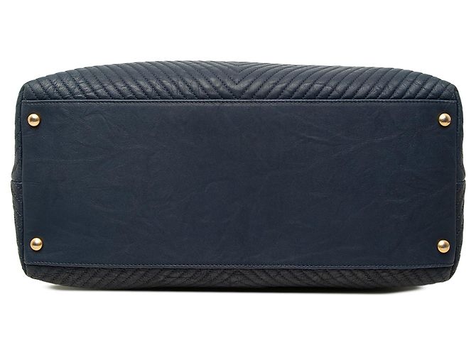Borsa Tote Chanel Medium Chevron in vitello grana blu con ciondolo a medaglione - vista 3