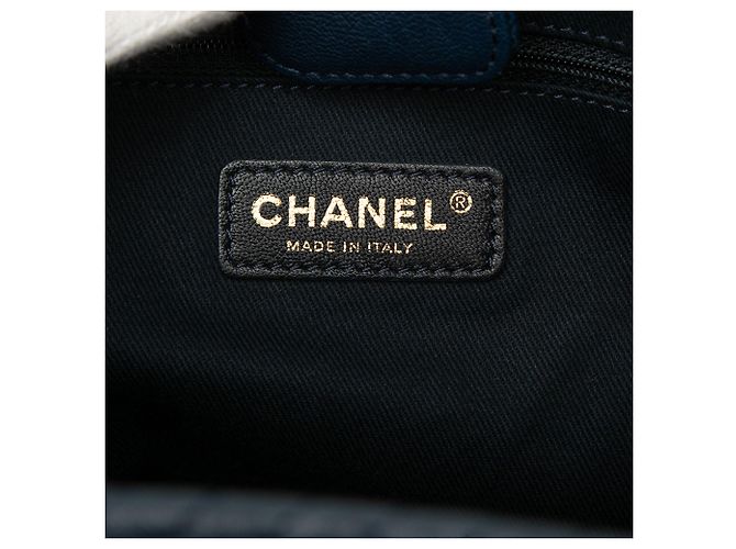 Borsa Tote Chanel Medium Chevron in vitello grana blu con ciondolo a medaglione - vista 5